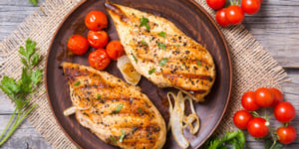 Assiette d'une salade composée : poulet, tomate, avocat, salade