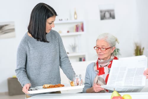 Service d'un plateau repas à table